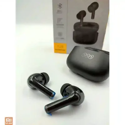 دو ایرباد مشکی QCY T19 جلوی کیس بسته و جعبه محصول
