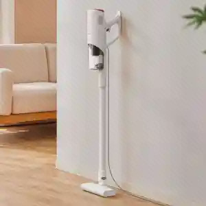 قرارگیری عمودی Deerma DX300 کنار دیوار جاروی سفید Deerma DX300 به حالت عمودی کنار دیوار با سیم برق آویزان قرار دارد