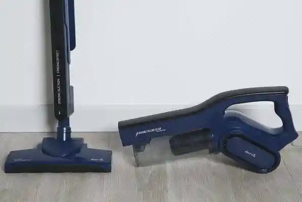 دو حالت بدنه Deerma DX810 روی کف جاروی آبی Deerma DX810 در دو حالت ایستاده و دستی روی کف خاکستری کنار دیوار