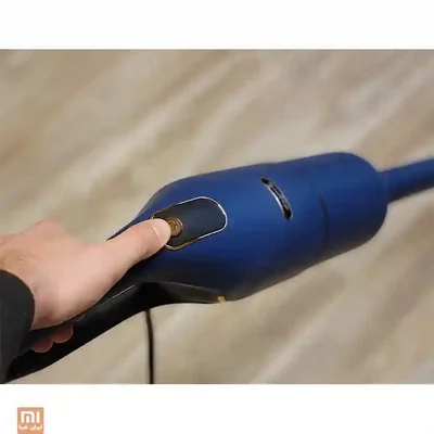 کلید روشن کردن Deerma DX1000 فشردن کلید طلایی جاروبرقی Deerma DX1000 روی بدنه آبی