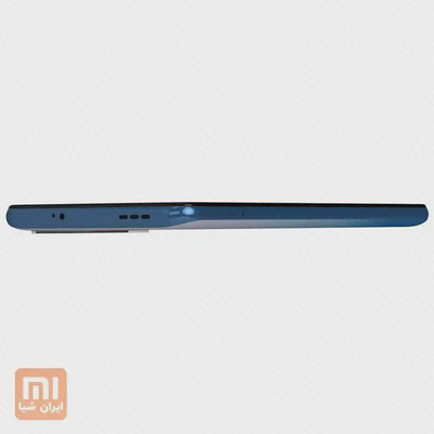 نمای مایل لبه بالایی گوشی Redmi Note 10S آبی با روزنه‌ها و شیار صدا