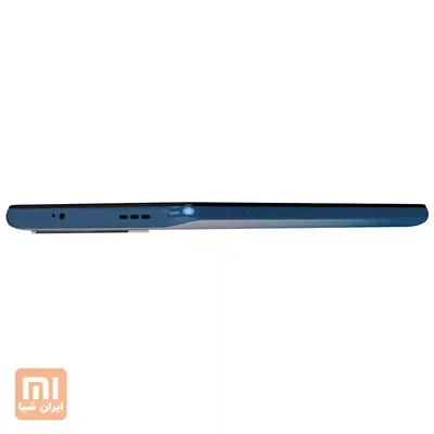 لبه بالای Redmi Note 10S از زاویه کناری نمای مایل لبه بالایی گوشی Redmi Note 10S آبی با روزنهها و شیار صدا