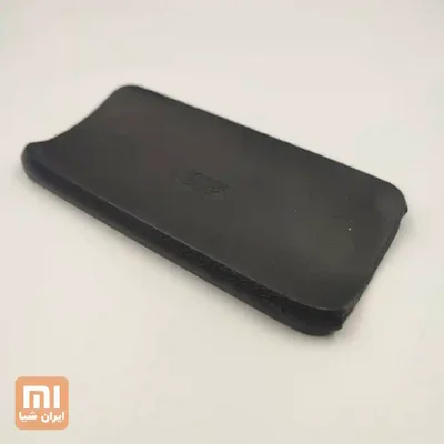 نمای مایل کاور مشکی پاوربانک Redmi 10000mAh با بافت لبه‌ها