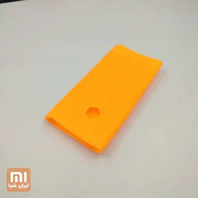 نمای پشت کاور نارنجی پاوربانک Xiaomi 20000 2C با برش شش‌ضلعی