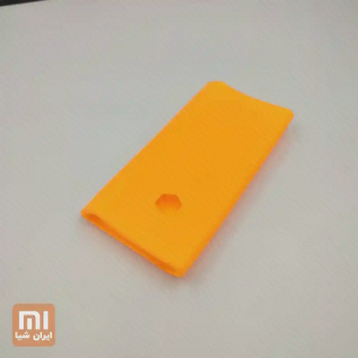 کاور نارنجی پاوربانک 20000 2C نمای پشت کاور نارنجی پاوربانک Xiaomi 20000 2C با برش ششضلعی