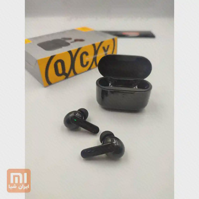 عکس واقعی مجموعه QCY T10 Pro دو ایرباد QCY T10 Pro کنار کیس باز و جعبه زرد و خاکستری