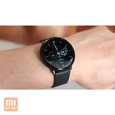 استفاده از Mibro Lite روی دست ساعت Mibro Lite مشکی روی مچ با واچفیس عقربهای و اطلاعات سلامت