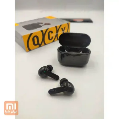 دو ایرباد QCY T10 Pro کنار کیس باز و جعبه زرد و خاکستری