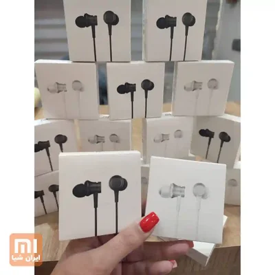 بستهبندی رنگهای Mi In-Ear Basic جعبههای هندزفری Mi In-Ear Basic مشکی و نقرهای در فروشگاه