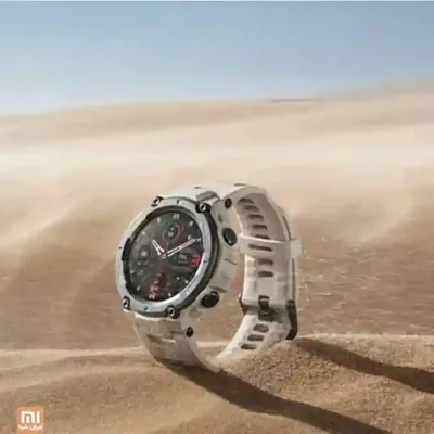 ساعت Amazfit T-Rex Pro خاکی روی شن‌های بیابان