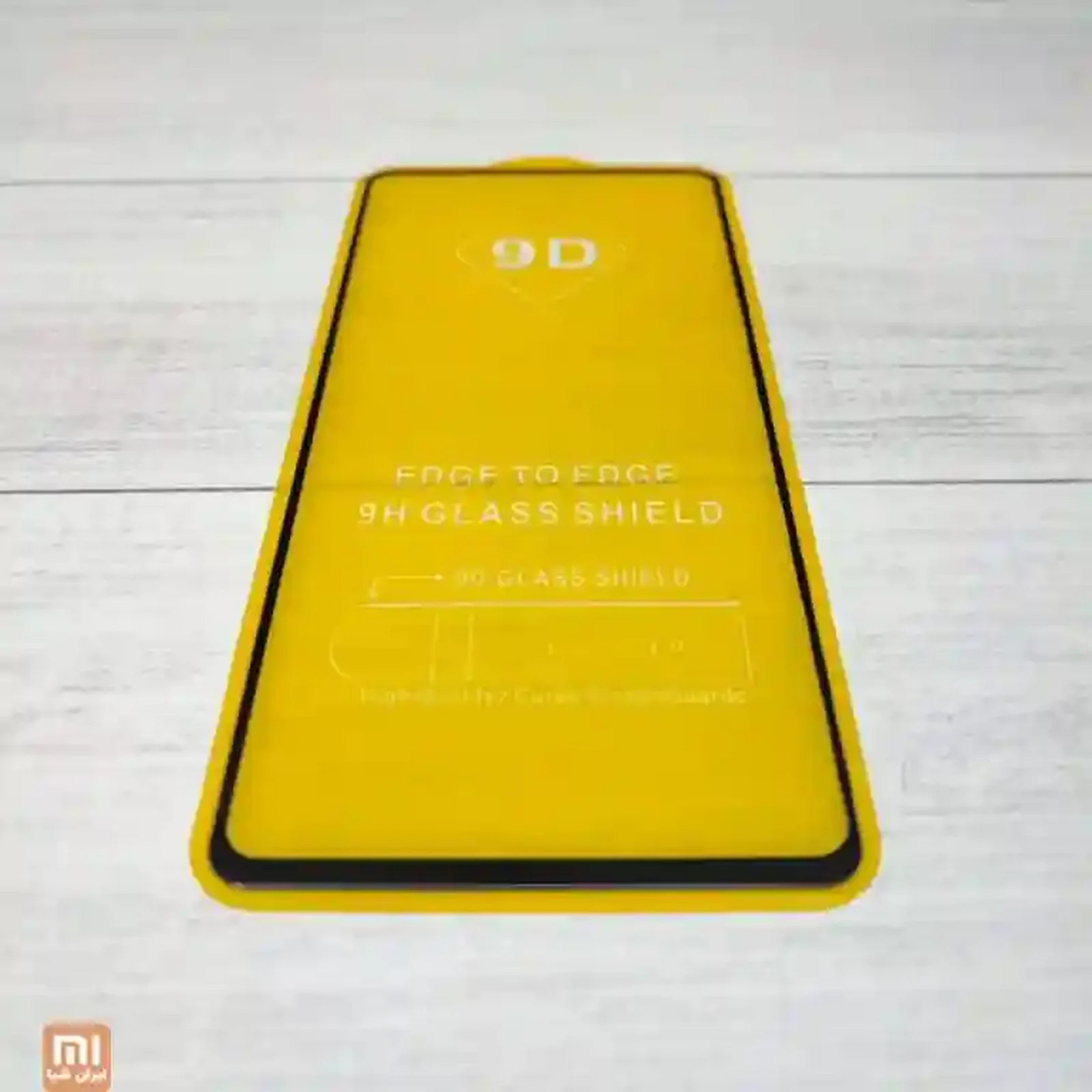 گلس 9D فول اسکرین Redmi Note 10 روی محافظ زرد با کادر مشکی