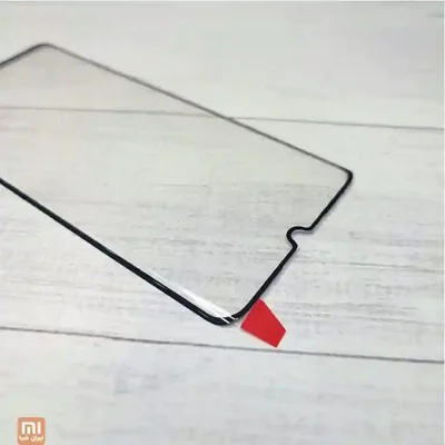 جزئیات بالای گلس شیائومی Mi Note 10 کلوزآپ برش دوربین گلس Mi Note 10 روی سطح روشن