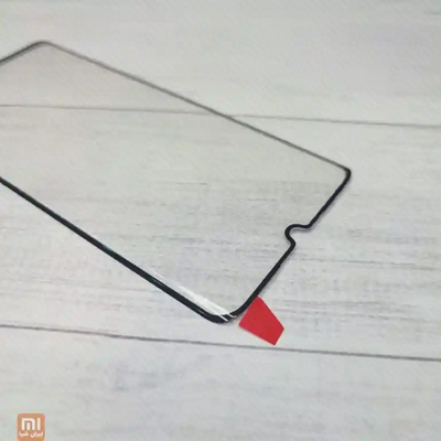 جزئیات ناچ گلس Mi Note 10 Pro نمای نزدیک گلس Mi Note 10 Pro و زبانه قرمز نصب