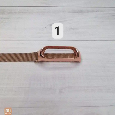 بند فلزی رزگلد شیائومی Mi Band 5 در نمای نزدیک