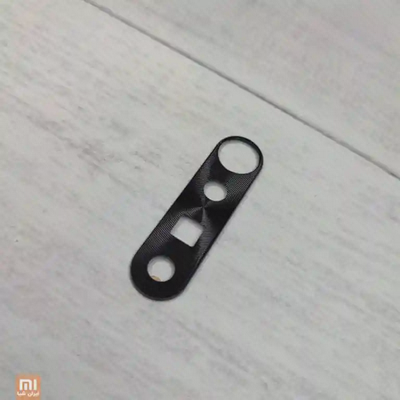 نمای مورب محافظ دوربین Redmi Note 8 Pro روی سطح چوبی