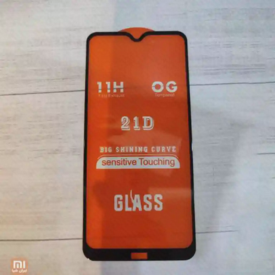 نمای نزدیک گلس فول اسکرین شیائومی Redmi 8A روی سطح چوبی