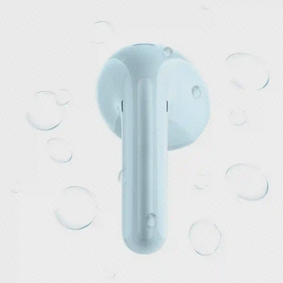 یک گوشی آبی روشن Redmi Buds 8 Active میان قطرات آب