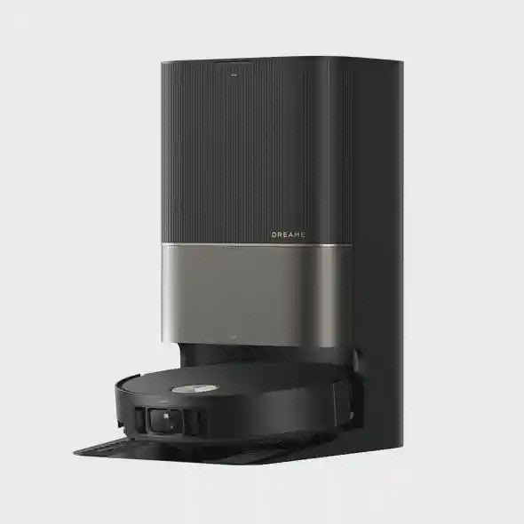 جارو گرد مشکی مقابل ایستگاه Dreame X50 Ultra Complete در نمای مستقیم