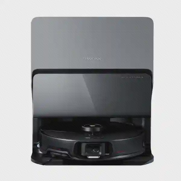 جارو مشکی Roborock S8 MaxV Ultra داخل ایستگاه تیره از روبه‌رو