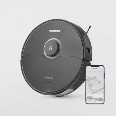 جارو مشکی Roborock S8 و گوشی جارو مشکی Roborock S8 کنار گوشی با نقشه محیط روی نمایشگر