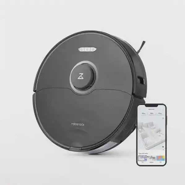 جارو مشکی Roborock S8 کنار گوشی با نقشه محیط روی نمایشگر