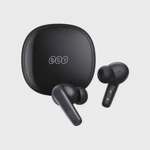 هندزفری مشکی QCY T13X دو گوشی مشکی QCY T13X مقابل کیس شارژ با نشان QCY