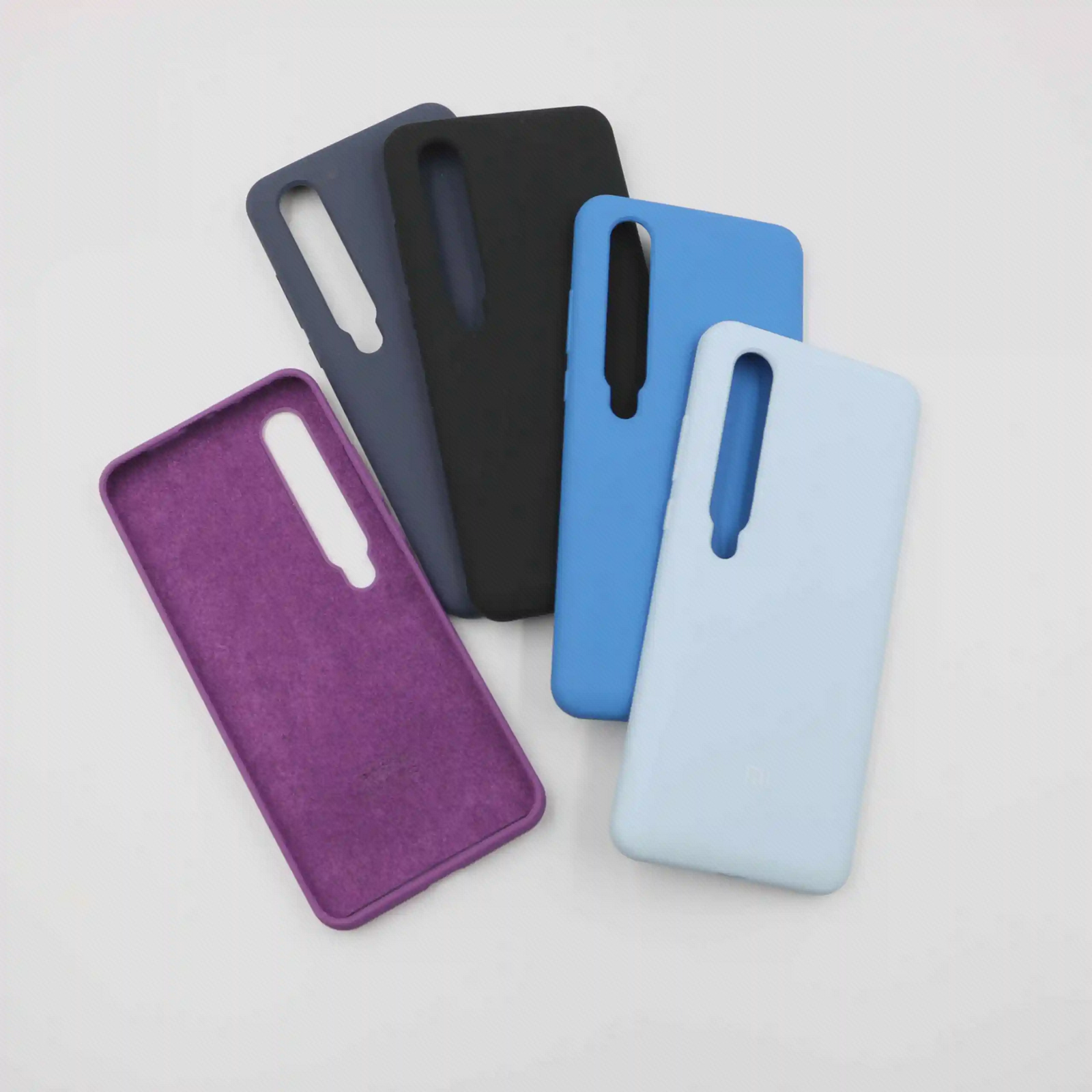 رنگبندی کاور Xiaomi Mi 10 کاورهای تیره و آبی Mi 10 کنار سطح داخلی قاب بنفش