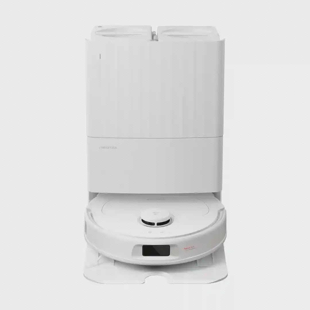 جارو سفید Roborock Qrevo Plus در جلوی داک بلند سفید