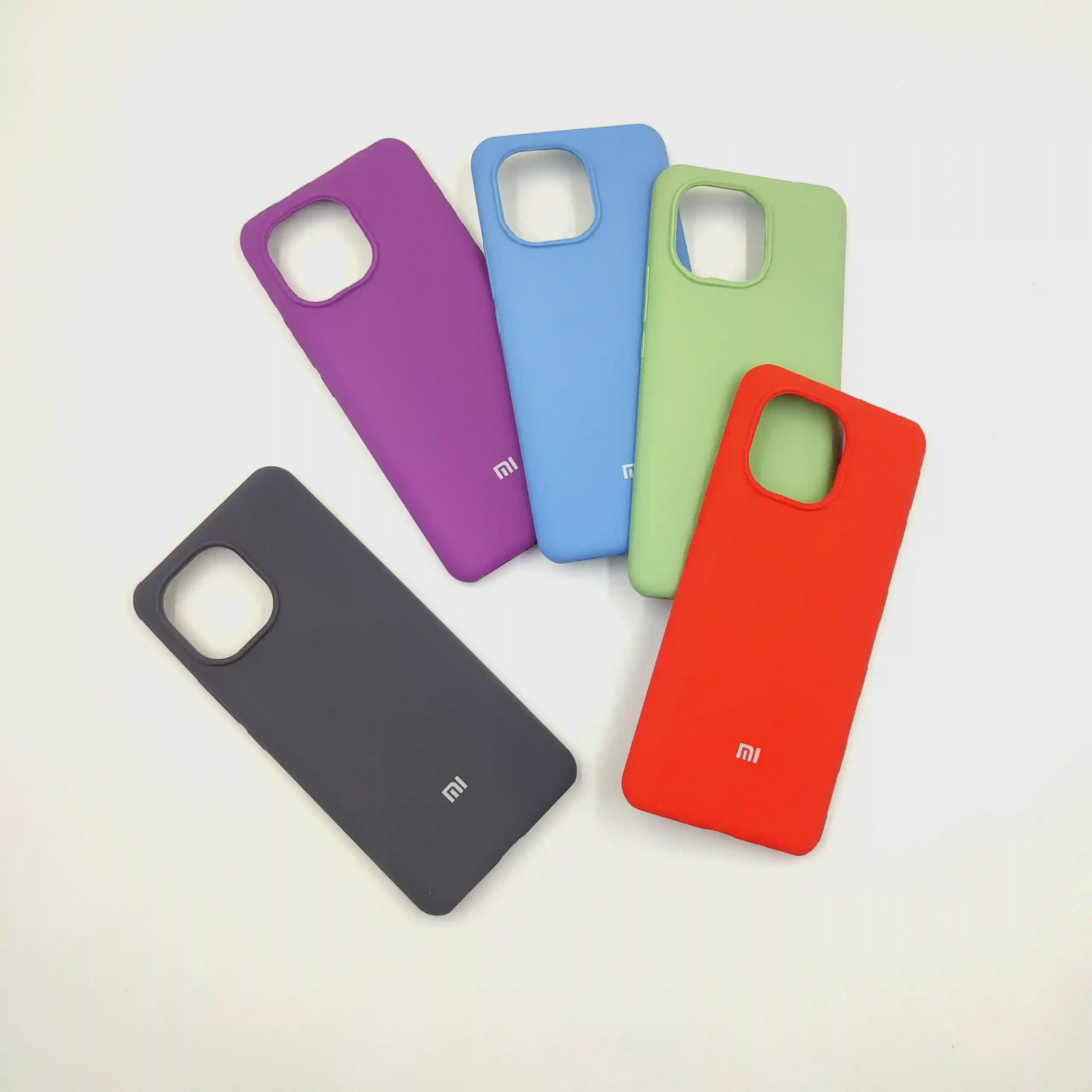 پنج قاب Xiaomi Mi 11 در رنگ‌های بنفش آبی سبز قرمز و تیره کنار هم