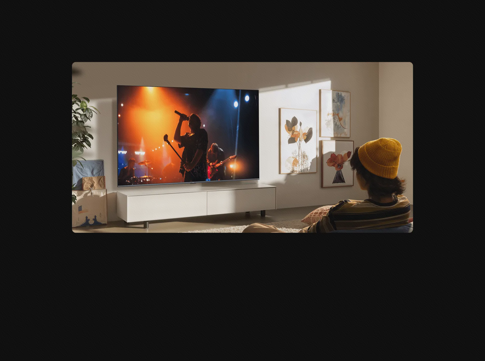 نمای تلویزیون ۶۵ اینچ شیائومی در اتاق نشیمن تلویزیون Xiaomi TV S Mini LED 65 2026 در فضای نشیمن