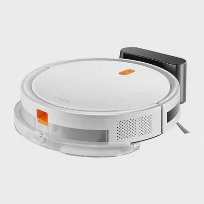 جارو سفید Xiaomi E5 و پایه جارو سفید Xiaomi Robot Vacuum E5 مقابل پایه شارژ مشکی و سفید