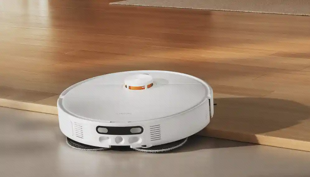 عبور Xiaomi H50 از آستانه کف جاروی Xiaomi H50 با حسگر جلویی در حال عبور از لبه بلند کف در نمای نزدیک