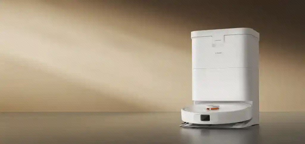 نمای جارو و پایه Xiaomi H50 جارو و پایه سفید Xiaomi H50 روی زمینه تیره با نور زرد در پشت دستگاه