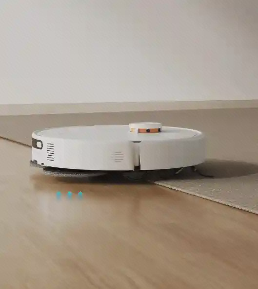 حرکت Xiaomi H50 کنار فرش جاروی سفید Xiaomi H50 کنار لبه فرش با نمای جانبی حرکت روی کف چوبی