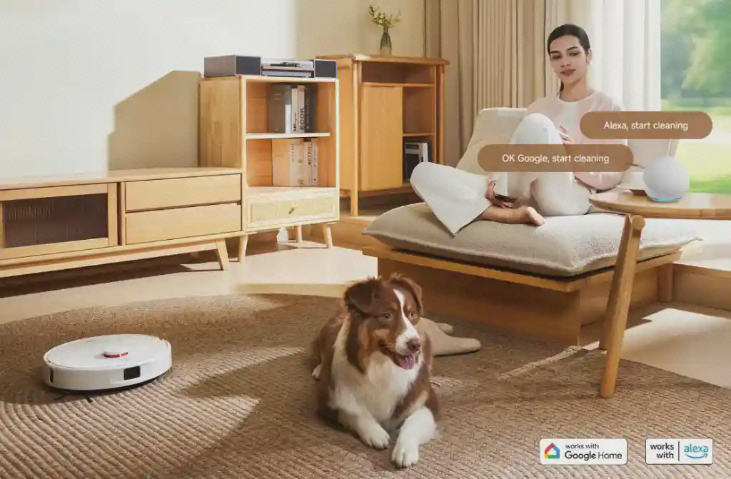 پوستر کنترل صوتی Xiaomi H50 در خانه جاروی Xiaomi H50 کنار سگ و زن روی صندلی با کادرهای فرمان صوتی در پوستر