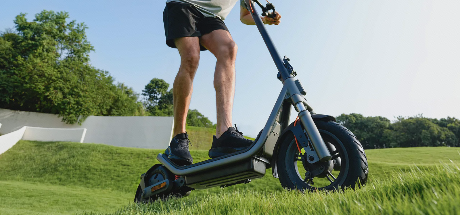 چرخ و بدنهٔ Xiaomi Scooter 6 در فضای سبز نمای نزدیک چرخ و بدنه اسکوتر برقی Xiaomi Electric Scooter 6 روی مسیر پارک