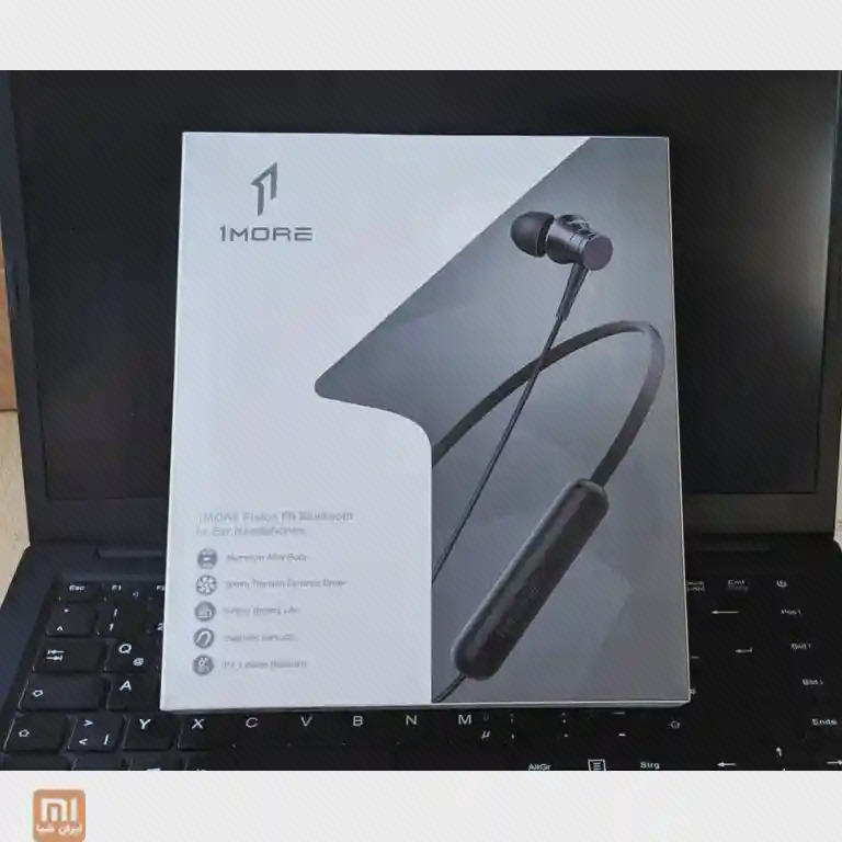 جعبهٔ هندزفری با نوشتهٔ 1MORE Piston Fit Bluetooth و تصویر مدل گردنی