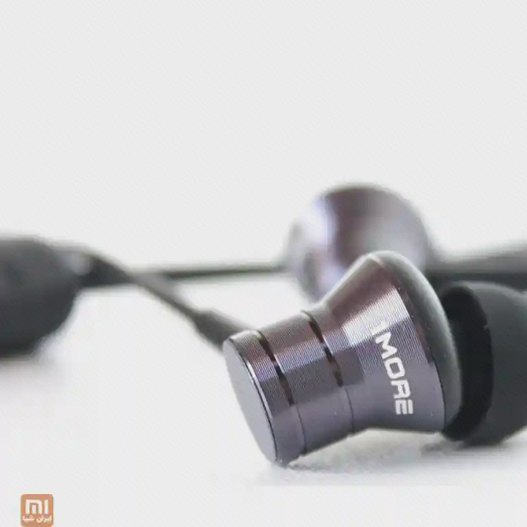 نمای نزدیک بدنهٔ فلزی و سری سیلیکونی گوشی‌های Piston Fit Bluetooth مشکی