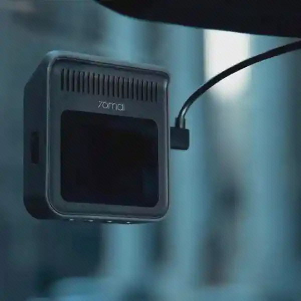 نمونهٔ نصب A400 پشت شیشه دوربین A400 خاکستری نصبشده پشت شیشه با کابل متصل به پهلو