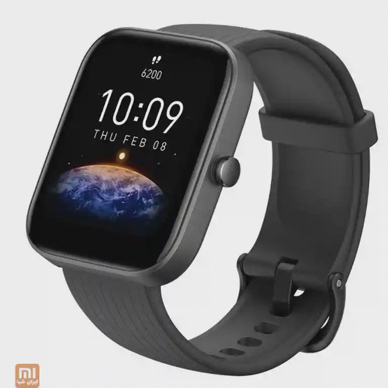نمای مایل Amazfit Bip 3 Pro مشکی با واچ‌فیس کرهٔ زمین و دکمهٔ سمت راست
