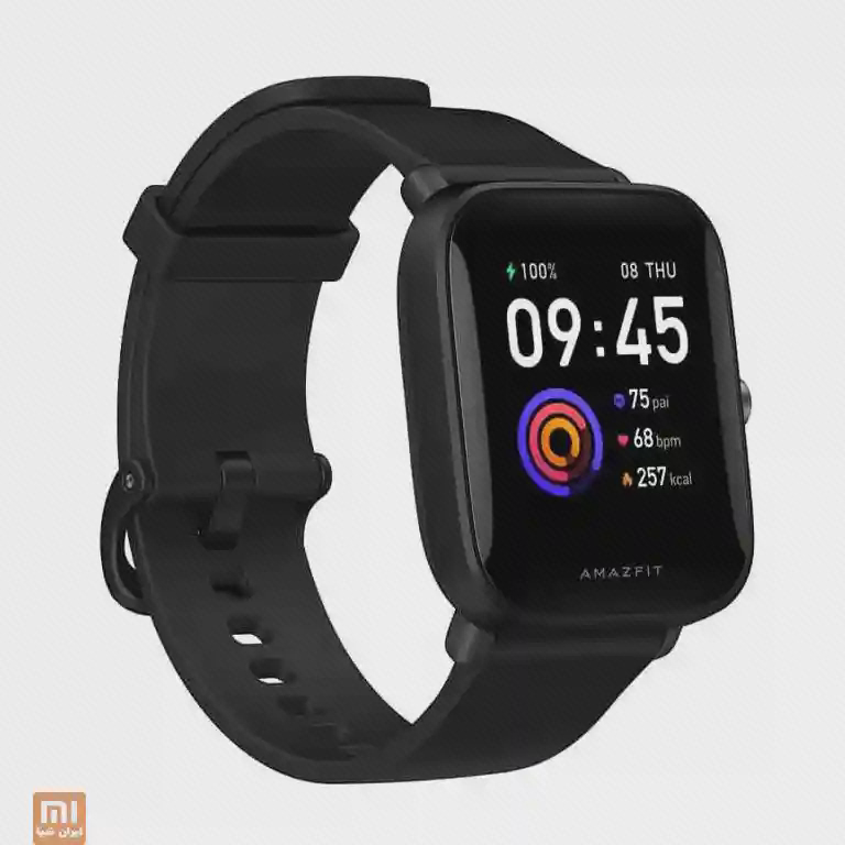 بند و نمایش اطلاعات Amazfit Bip U Pro Amazfit Bip U Pro مشکی از زاویه با نمایش اطلاعات فعالیت و بند سیلیکونی سگکی