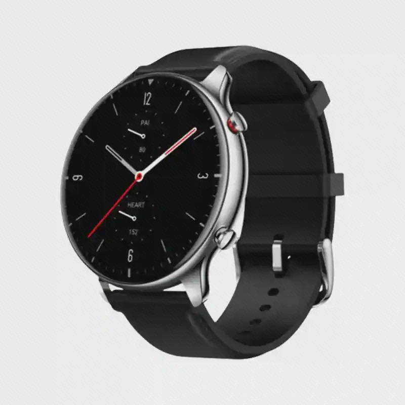 قاب و بند Amazfit GTR 2 از زاویه نمای زاویهدار Amazfit GTR 2 با قاب نقرهای، دو دکمه و بند مشکی