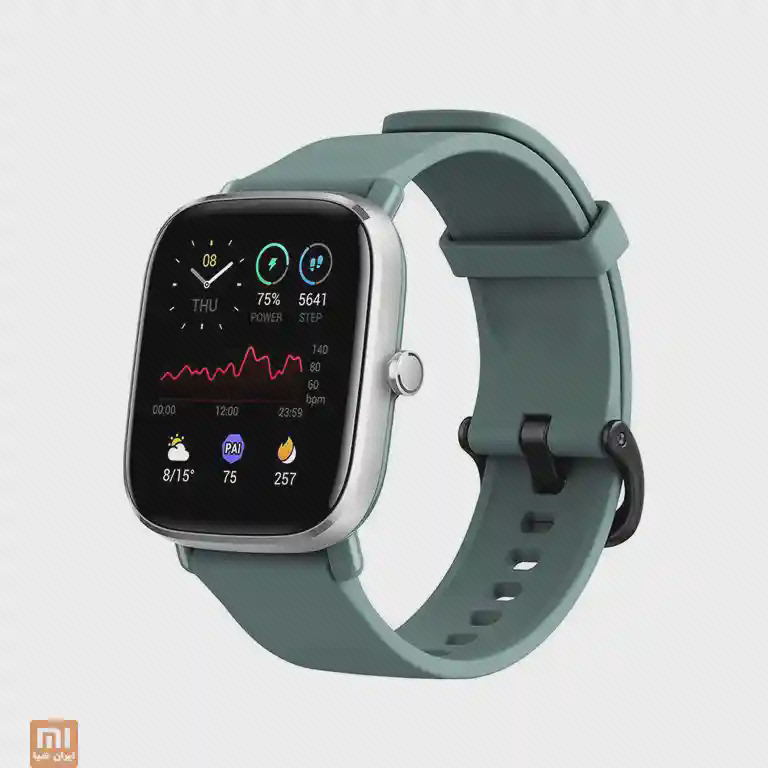 Amazfit GTS 2 mini با بند سبز و قاب نقره‌ای از زاویه