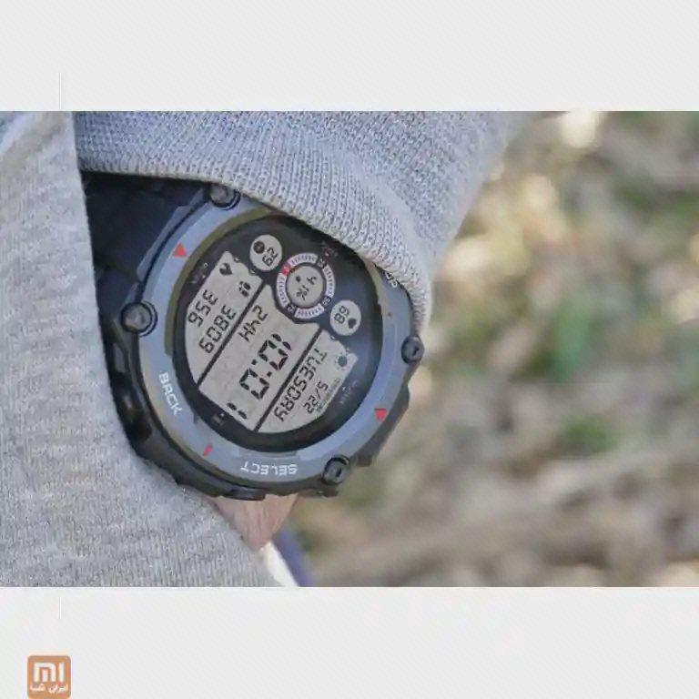 ساعت Amazfit T-Rex Pro روی مچ با واچ‌فیس دیجیتال شامل زمان، ارتفاع و فشار هوا