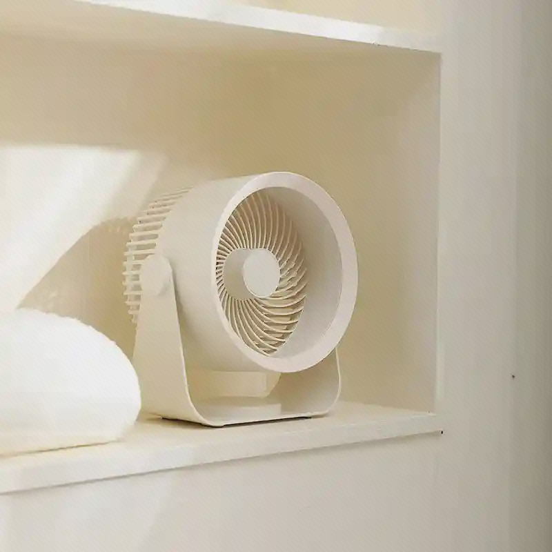 قرارگیری پنکهٔ M55 کنار تخت پنکهٔ سفید Cycline Fan M55 روی میز کوچک کنار تخت