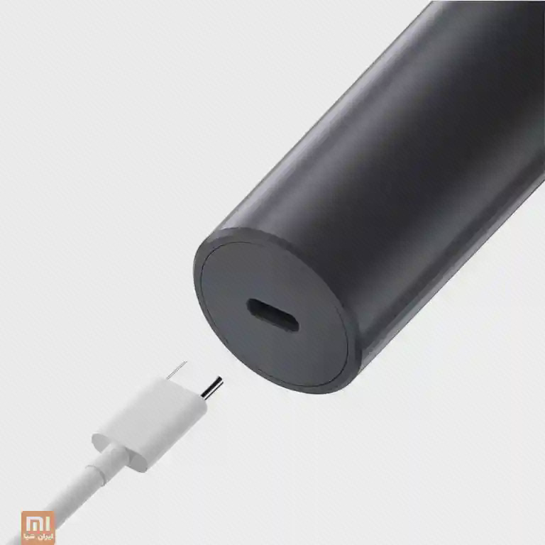 درگاه شارژ BlackStone 7 درگاه Type-C در انتهای بدنهٔ BlackStone 7 و فیش سفید کابل کنار آن