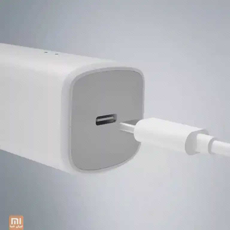 درگاه USB-C انتهای ماشین اصلاح سفید ENCHEN Boost و کابل نزدیک آن