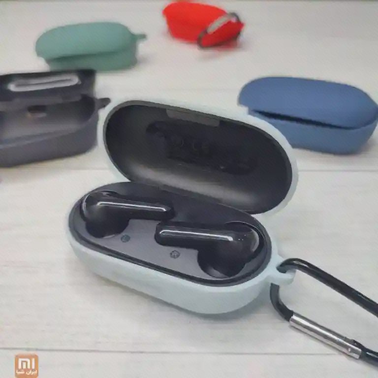 کاور GT3 Pro در حالت درِ باز کیس باز Haylou GT3 Pro با گوشیهای مشکی داخل، کاور آبی روشن و قلاب کنار بدنه