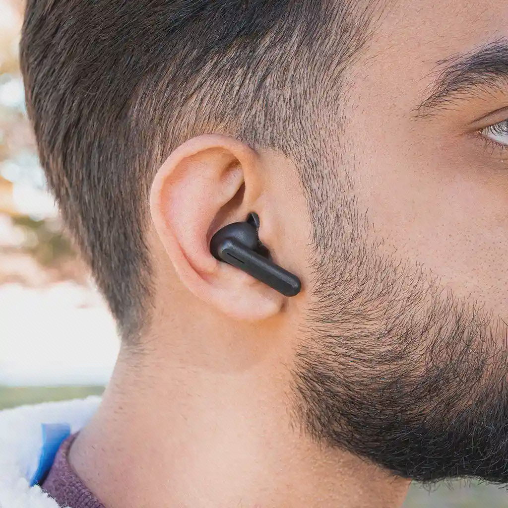 قرارگیری و کنترل GT7 ایرباد مشکی Haylou GT7 در گوش با ساقه بیرونی در امتداد پایین صورت