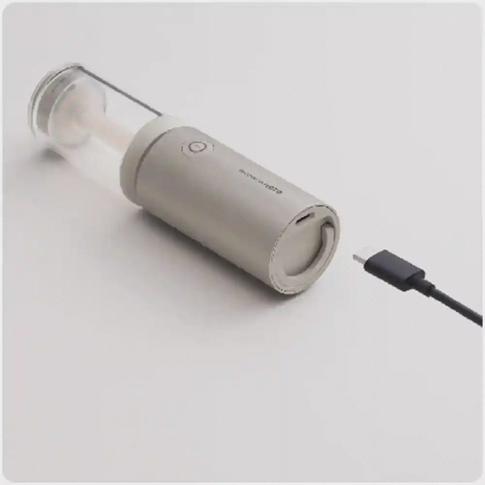 درگاه USB-C و قلاب جمع‌شوندهٔ انتهای چراغ HOTO کنار کابل